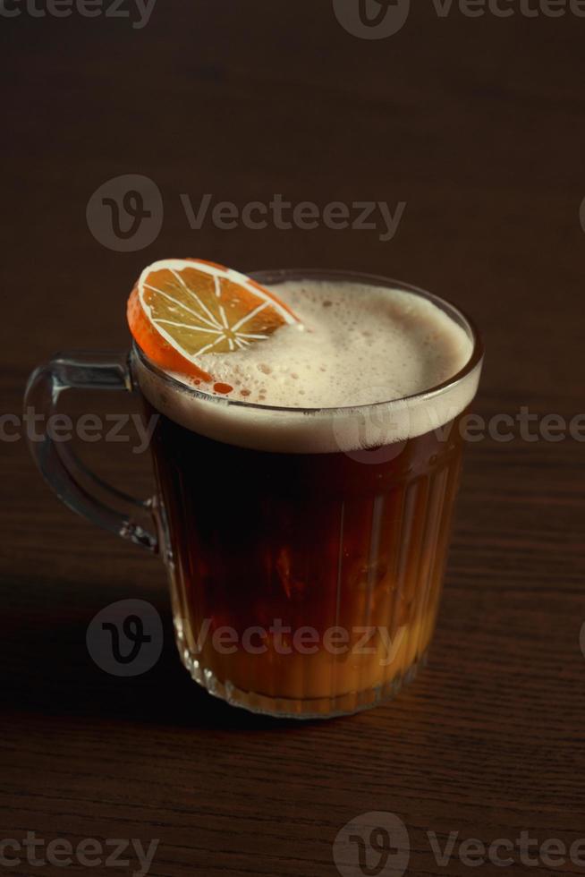 eiskalter orangenkaffee auf holztisch foto