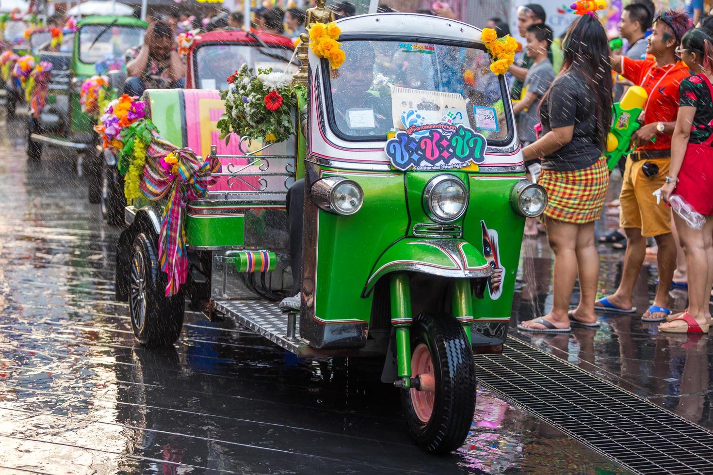 bangkok songkran festival siam square 2016, das songkran festival wird in thailand als traditioneller neujahrstag vom 13. bis 15. april gefeiert. foto