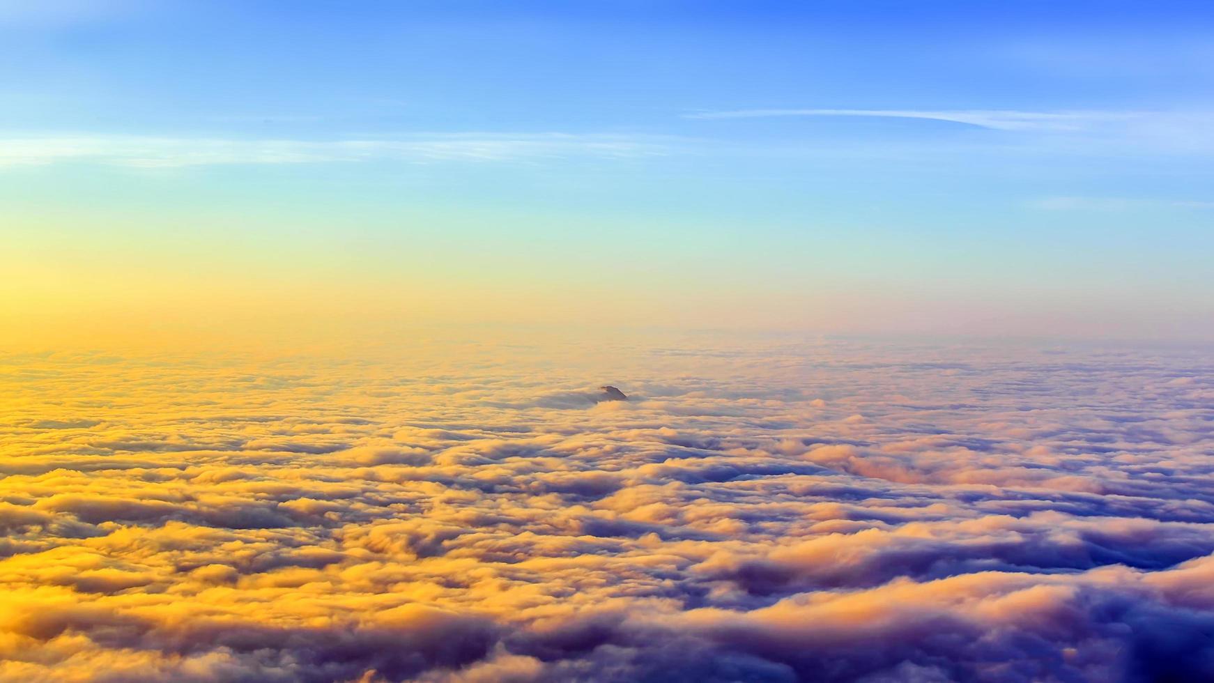 blauer himmel abstrakter panoramischer hintergrund. könnte naturkonzept mit kopierraum. Textur- und Mustertapetenhintergründe. foto