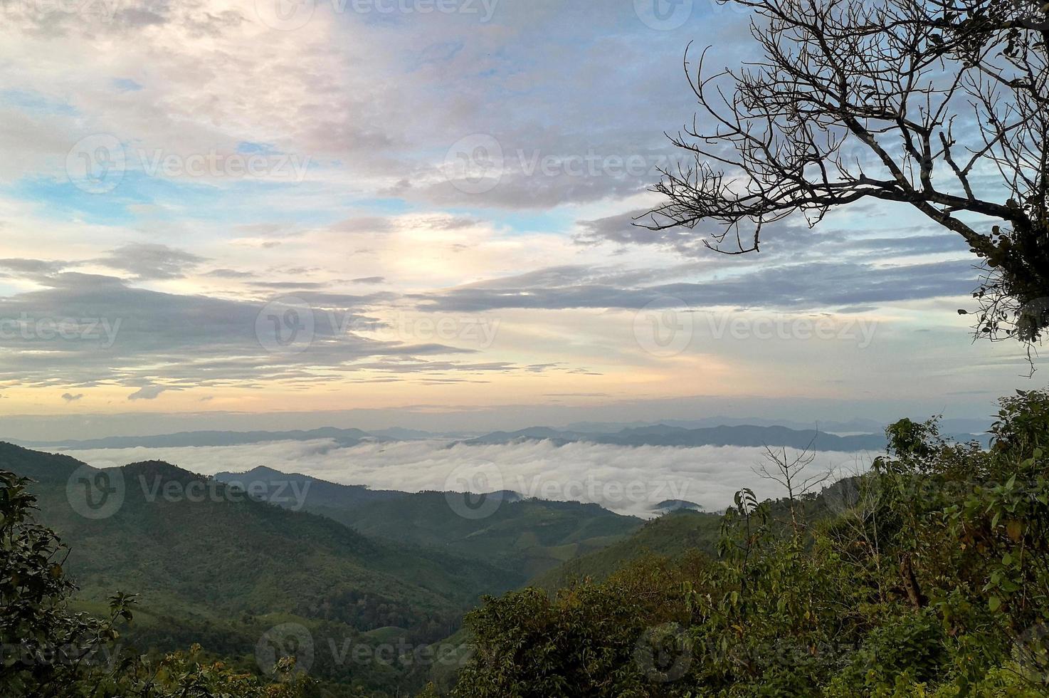 Blick auf Nebel bedeckt den Berg. foto