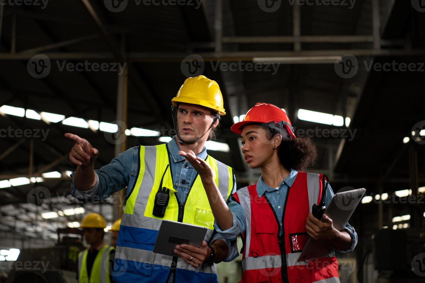 der ausländische Chefingenieur kam, um die alte mechanische Fabrik zu inspizieren. es gibt eine afrikanische mechanikerin, die details und fortschrittsberichte erklärt foto