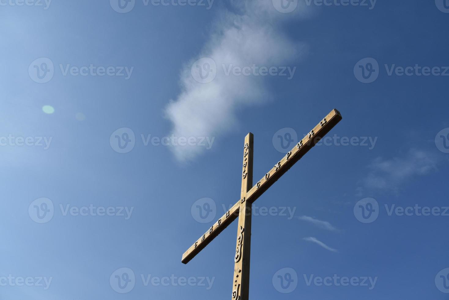 hölzernes orthodoxes kreuz gegen den himmel foto