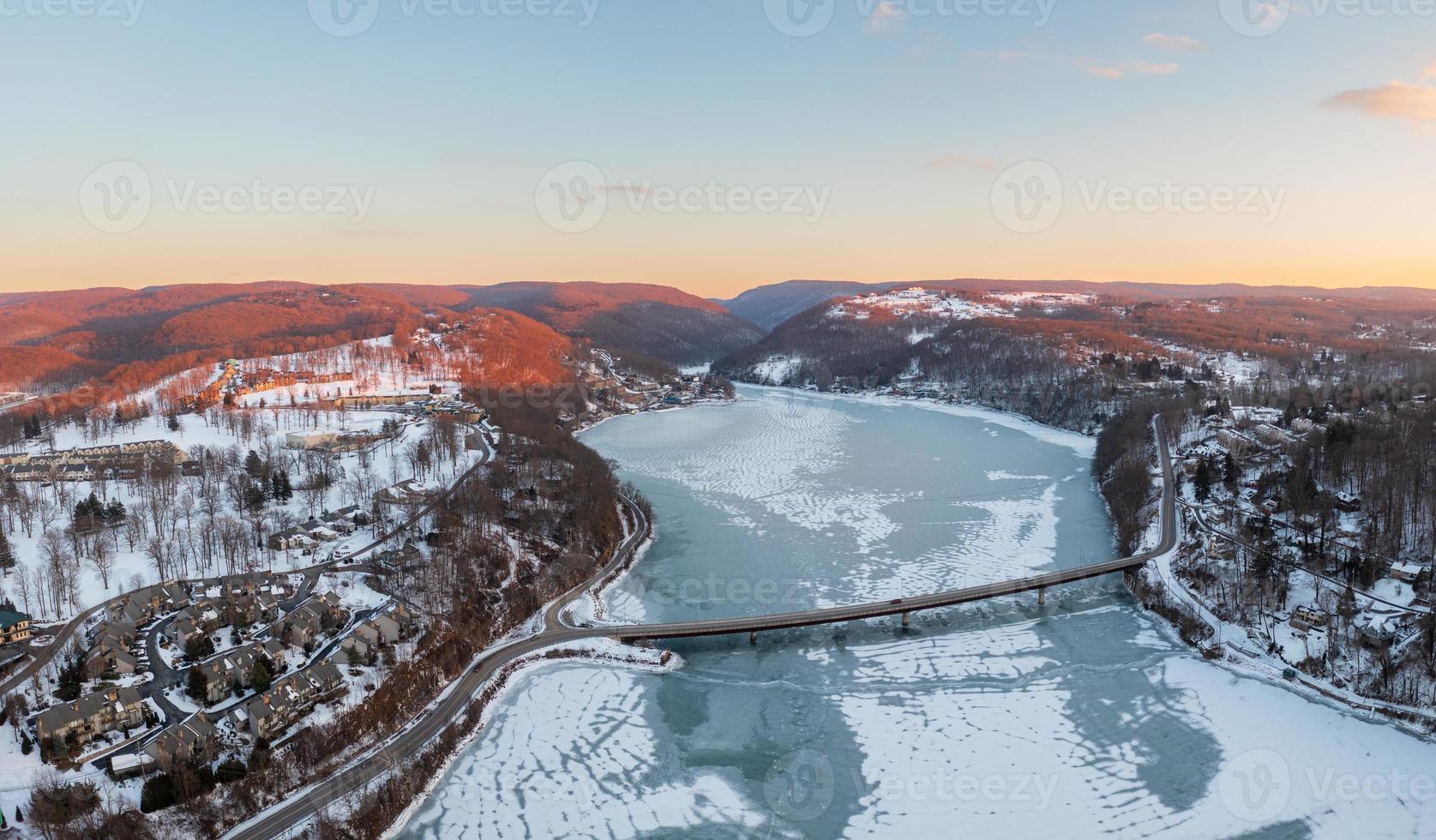 Luftpanorama des gefrorenen Cheat Lake Morgantown, wv mit Blick stromaufwärts foto