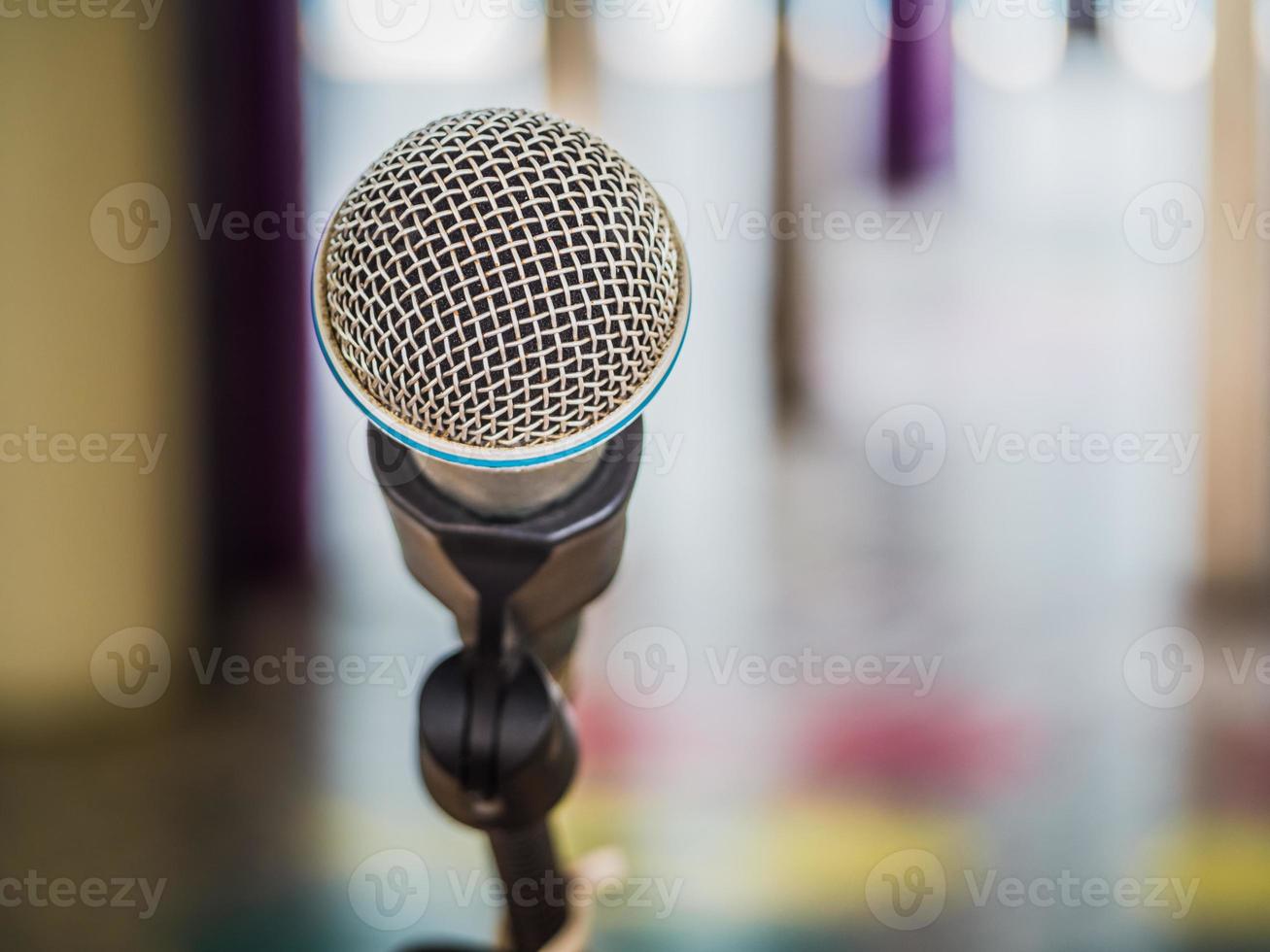 Nahaufnahme des Mikrofons auf abstraktem unscharfem Hintergrund für Rede im Seminarraum oder Kommunikations- und Konferenzsaal, Hintergrundkonzept. foto