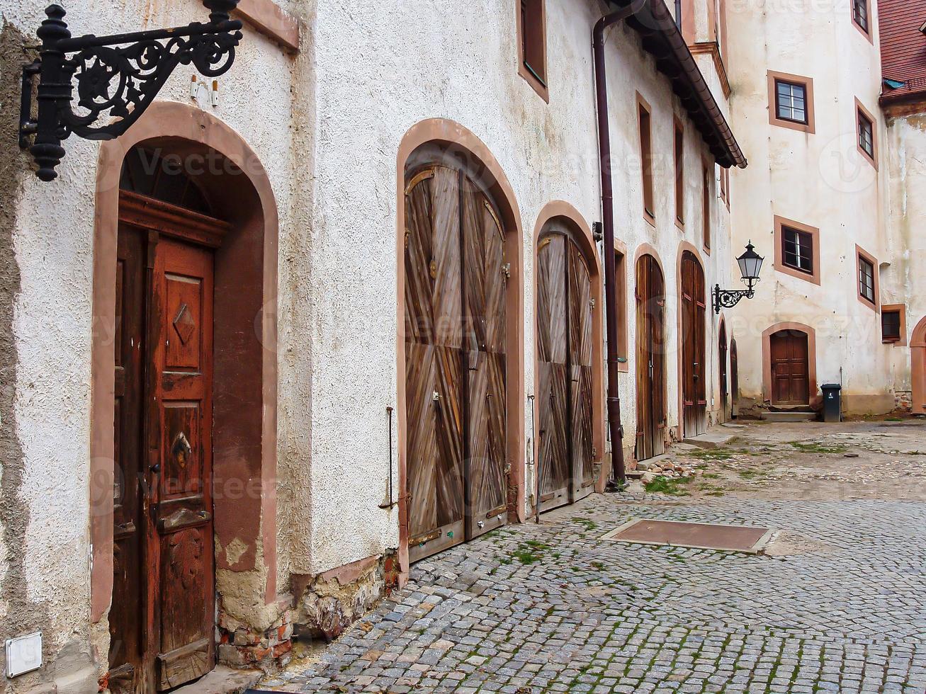 Blick auf eine alte Hausfassade in Italien im Sommer foto