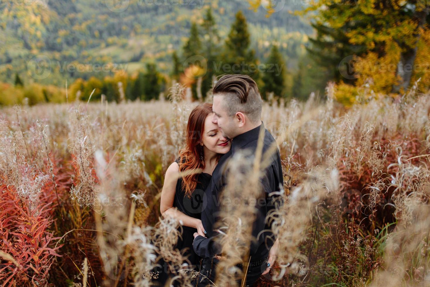 Hochzeitspaar auf dem Hintergrund der Herbstberge. foto