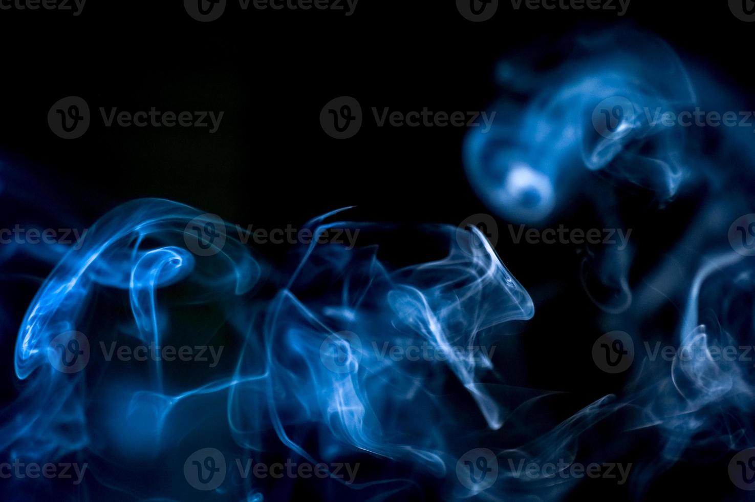 abstrakter hintergrund von rauch oder nebel auf schwarzem hintergrund foto