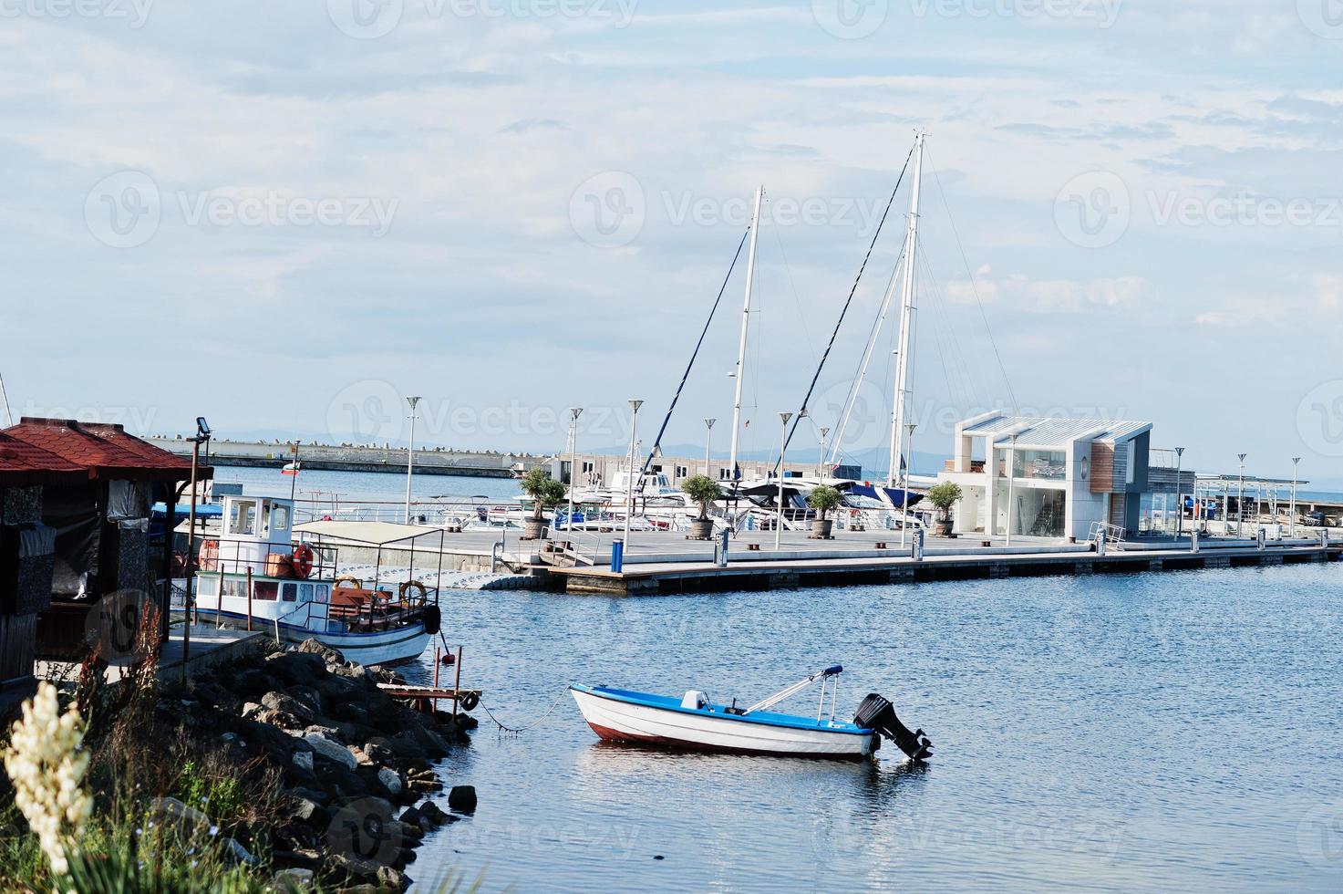 marina mit yachten und booten in der altstadt nesebar. foto