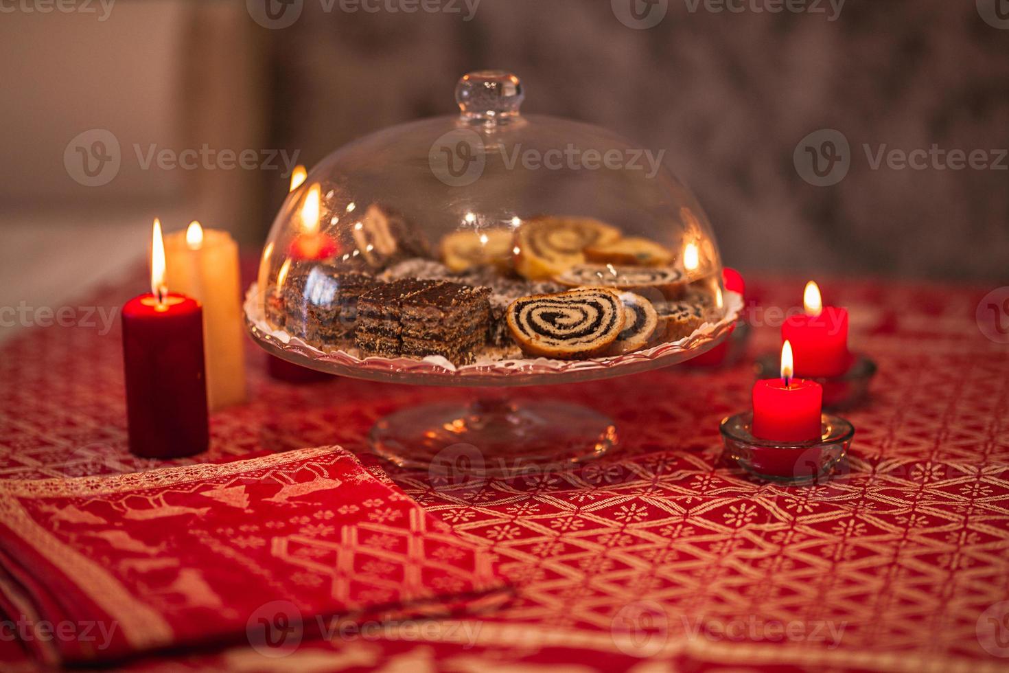 Weihnachtskerzen und Kuchen foto