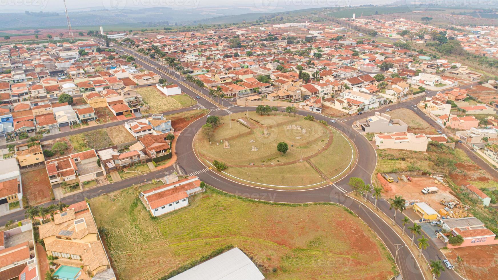 Luftbild während des Tages der Stadt Altinopolis foto