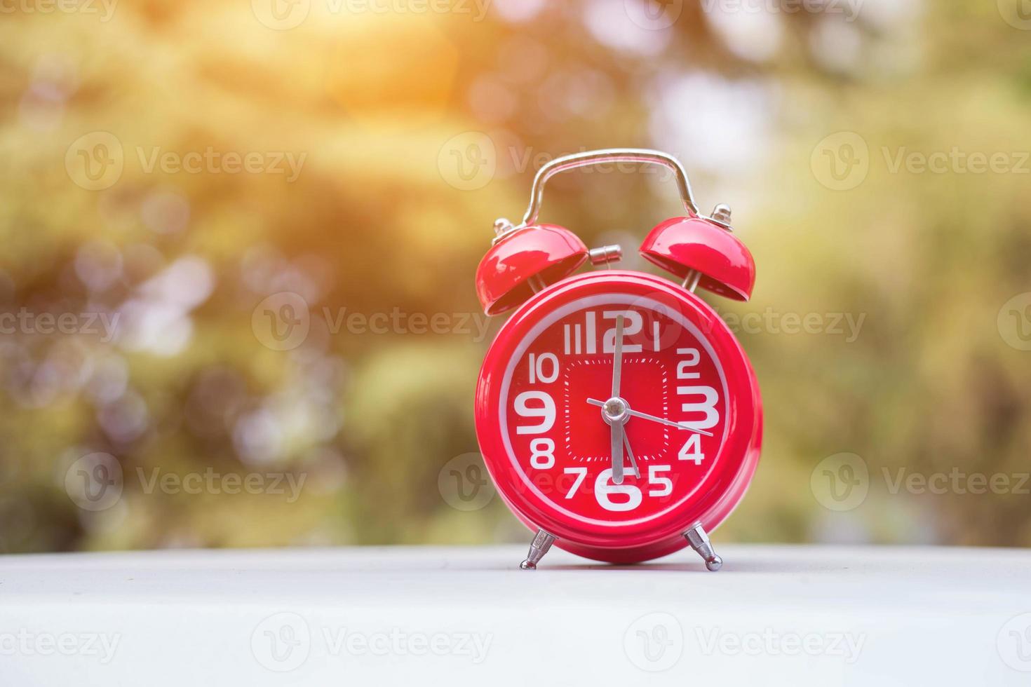 6 Uhr Vintage auf Holztisch mit Sonnenlicht foto