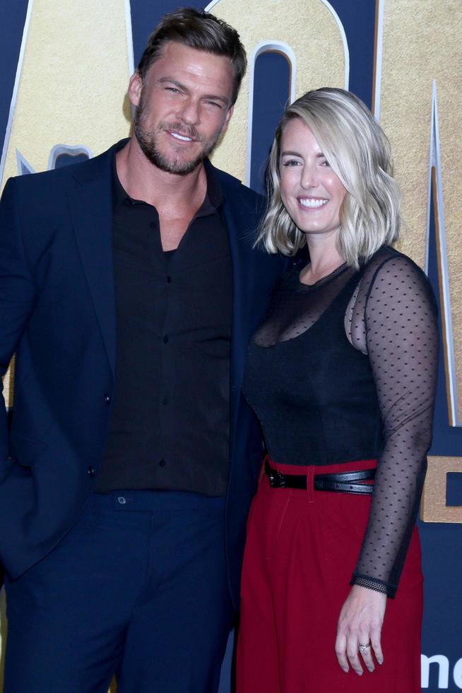 las vegas 7. märz, alan ritchson, catherine ritchson an der 2022 academy of country music awards ankünfte im allegient stadium am 7. märz 2022 in las vegas, nv foto