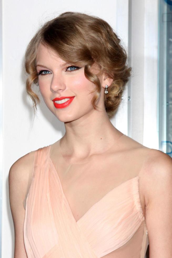 Los Angeles, 5. Januar - Taylor Swift kommt bei den People's Choice Awards 2011 im Nokia Theatre at La Live am 5. Januar 2011 in Los Angeles, ca foto