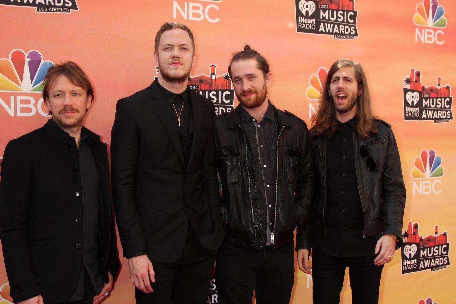 los angeles, 1. mai - ben mckee, dan reynolds, daniel platzman und wayne predigt, stellen sie sich dragons bei den 1. iheartradio music awards im shrine auditorium am 1. mai 2014 in los angeles vor, ca foto