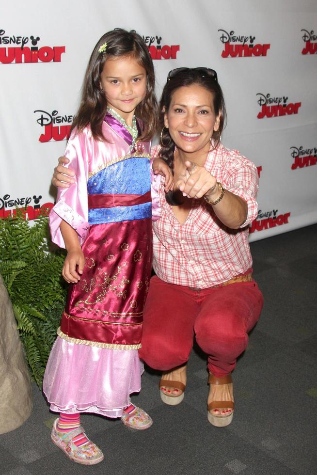 los angeles, 18. oktober - luna katich, constance marie bei jake and the never land pirates - battle for the book costume party premiere in den walt disney studios am 18. oktober 2014 in burbank, ca foto