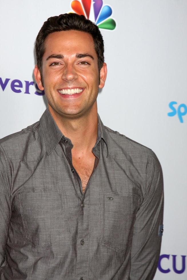 los angeles, 1. aug. - zachary levi kommt am 1. august 2011 zur nbc tca sommerparty 2011 im sls hotel in los angeles, ca foto