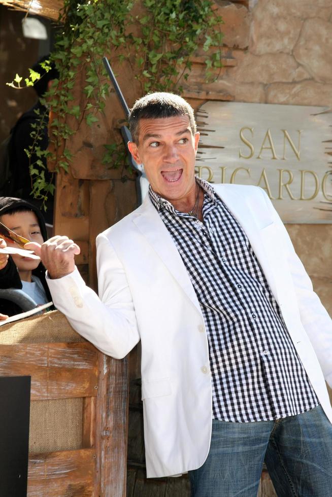 los angeles, 23. oktober - antonio banderas kommt zur gestiefelten gestiefelten premiere im regency village theater am 23. oktober 2011 in westwood, ca foto