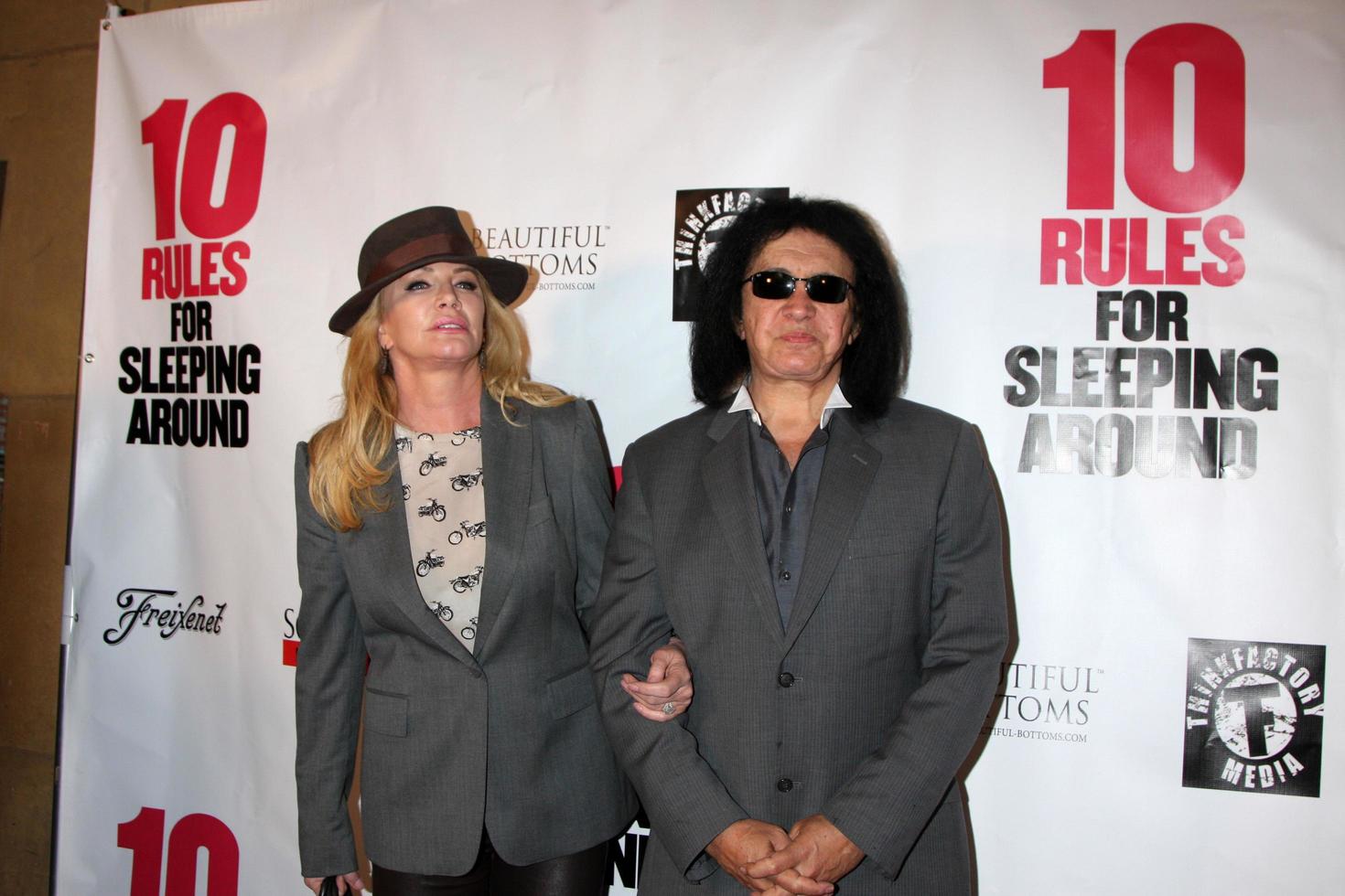 los angeles, 1. april - shannon tweed, gene simmons bei den 10 regeln zum schlafen uraufführung im egyptian theater am 1. april 2014 in los angeles, ca foto