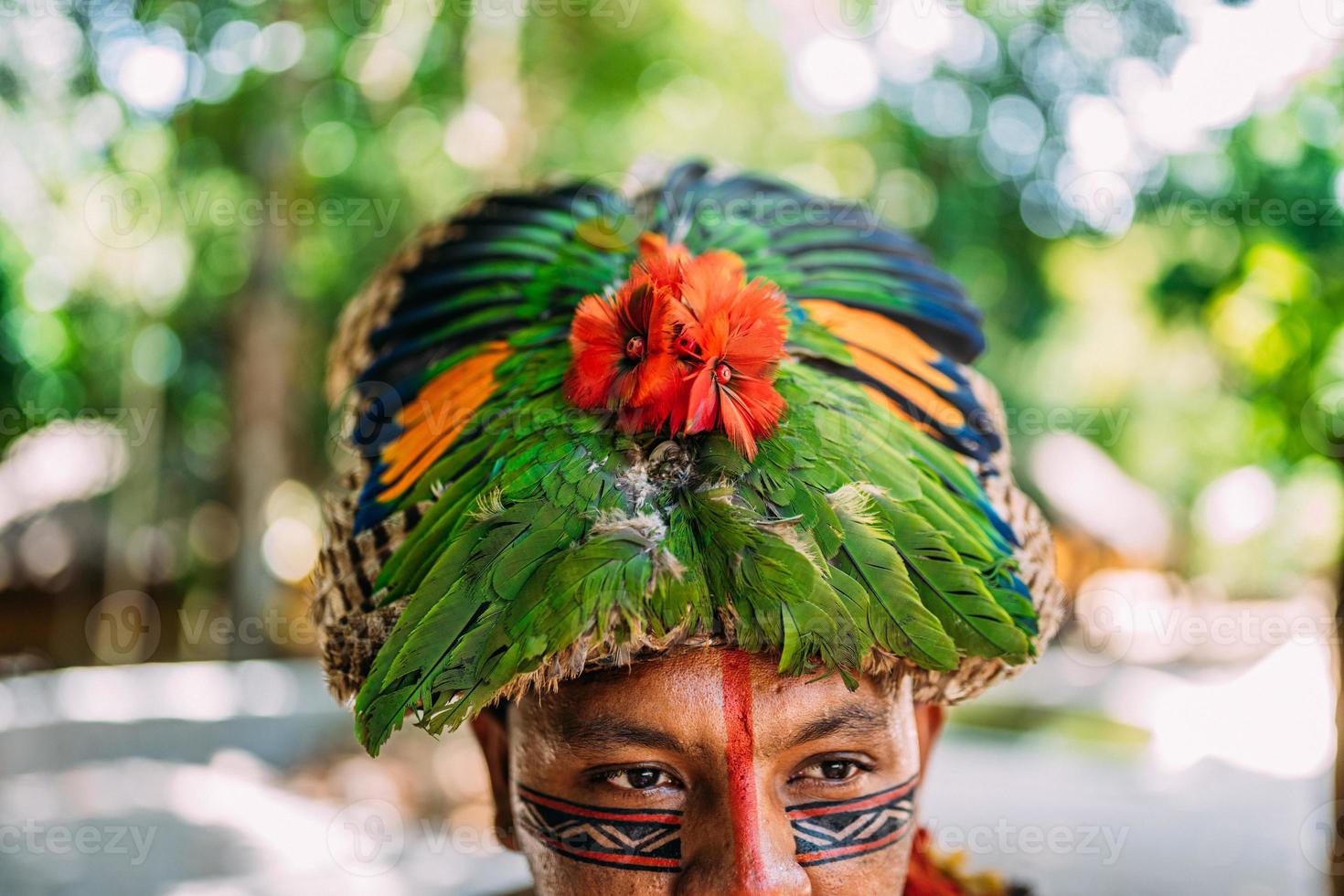 traditioneller Federschmuck des Pataxo-Stammes. Kopfschmuck im Fokus foto