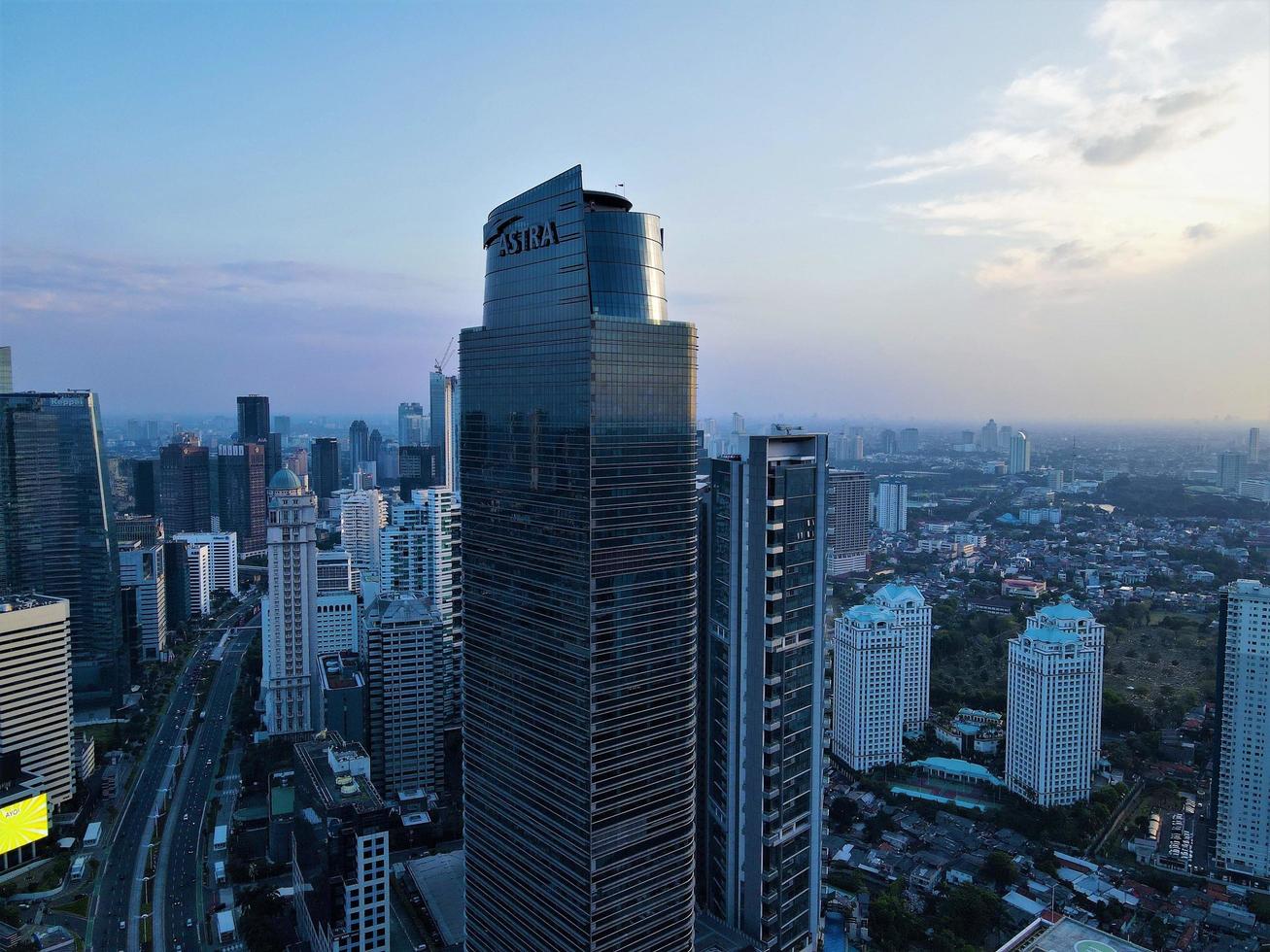 jakarta-indonesien - 3. mai 2022 - schöne luftaufnahme, bürogebäude in der sudirman street. foto