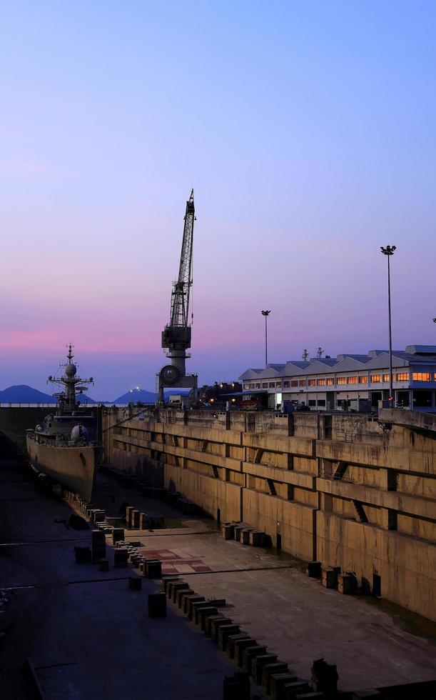 Kran in der Nähe eines überdachten Trockendocks auf der Werft foto