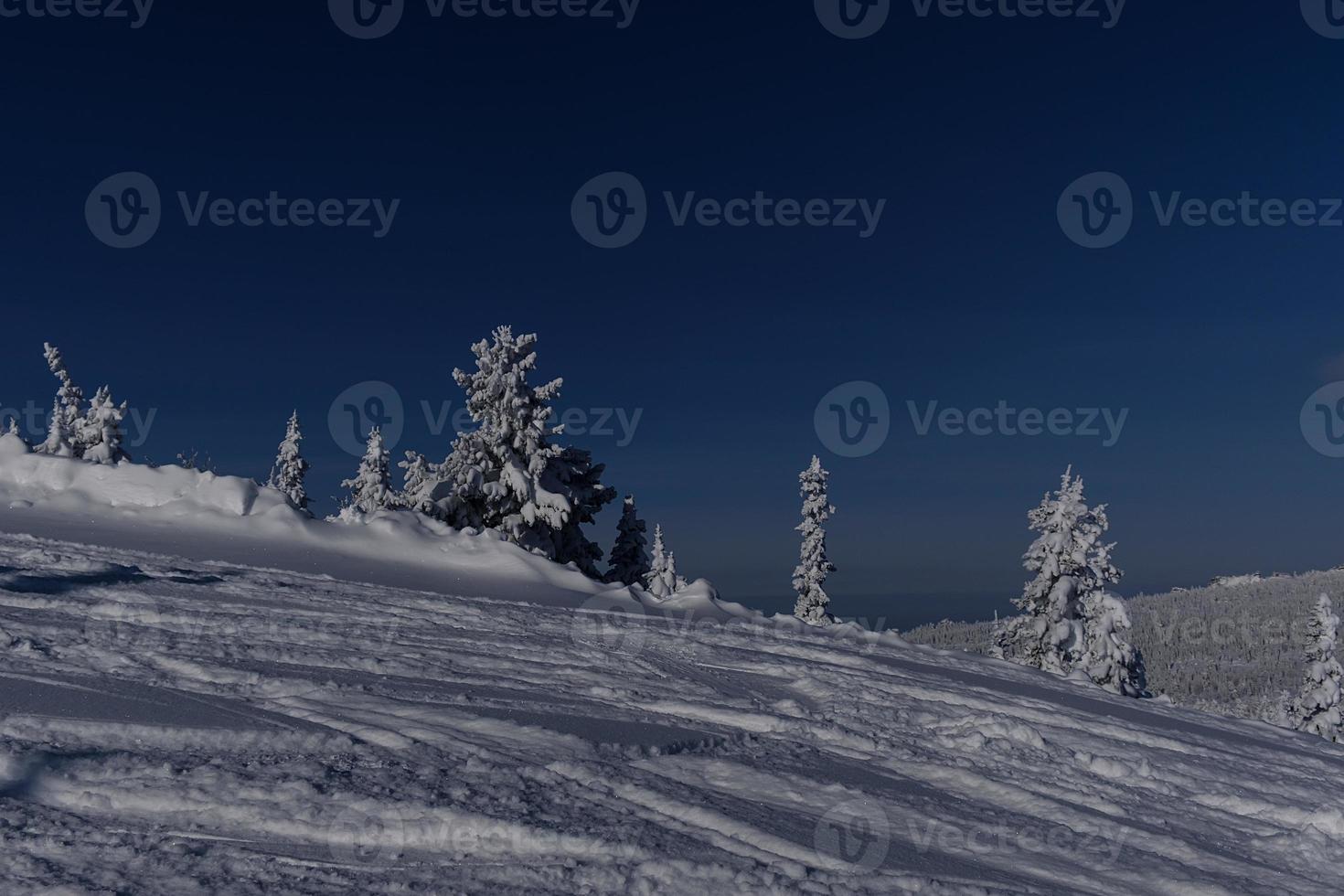 Sonniger Wintermorgen in den Bergen von Sheregesh auf der Skipiste foto