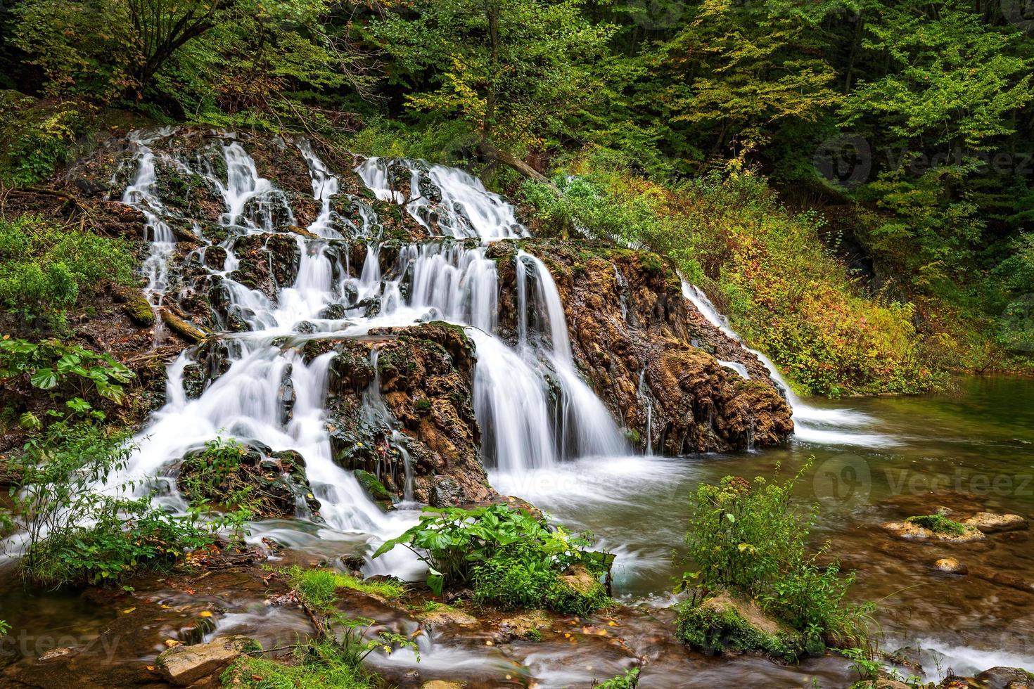 Kaskadenwasserfälle. Reisen in Bulgarien. Dokuzak-Wasserfall foto