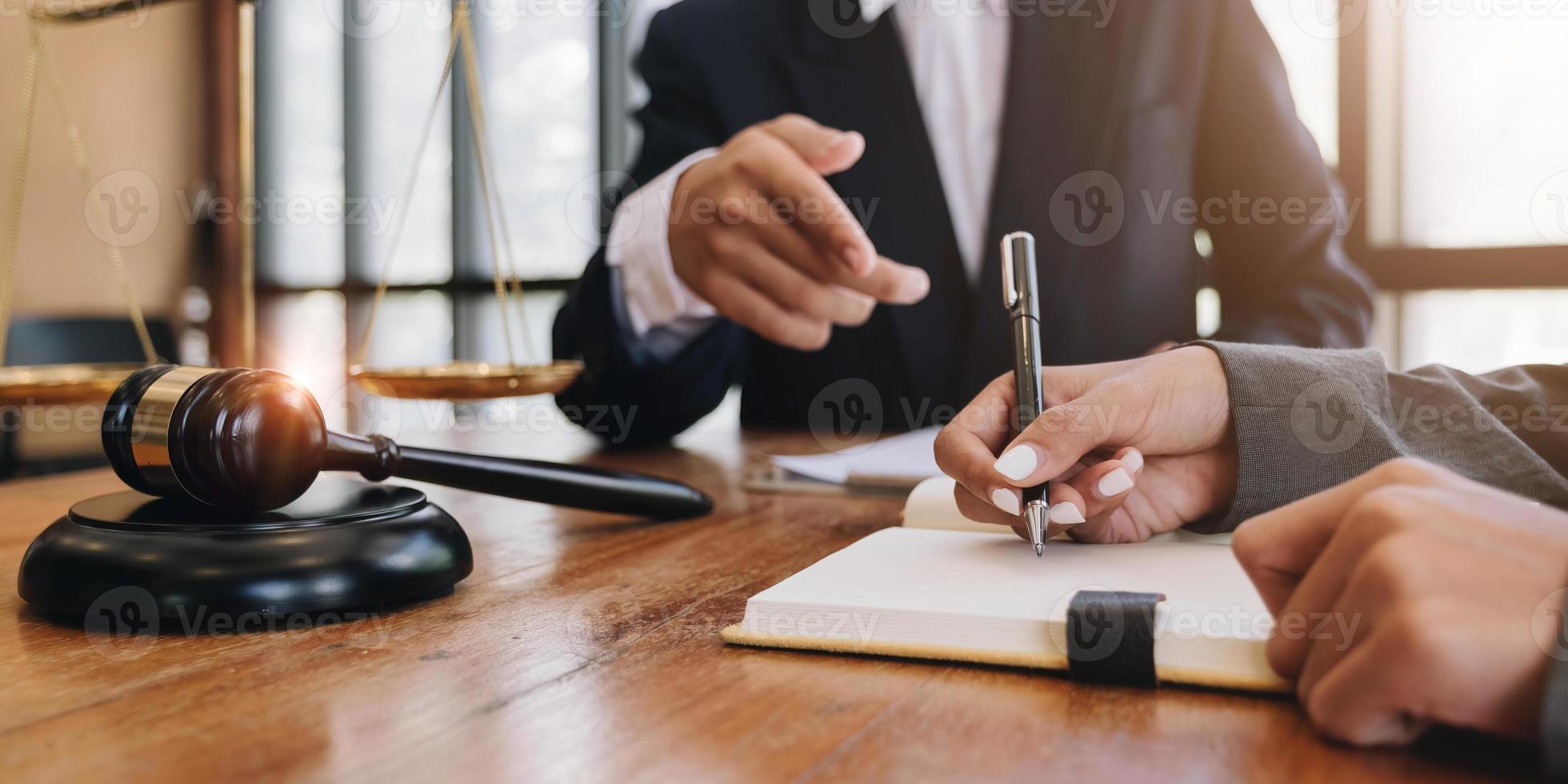 beratung des geschäftsmann- oder anwaltsteamtreffens mit dem kunden-, rechts- und rechtsdienstkonzept, gute servicezusammenarbeit, hände mit tablet und laptop. foto