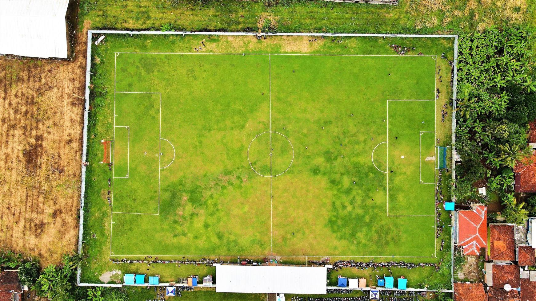 schöne luftaufnahme, klassisches fußballstadion, west java - indonesien. foto