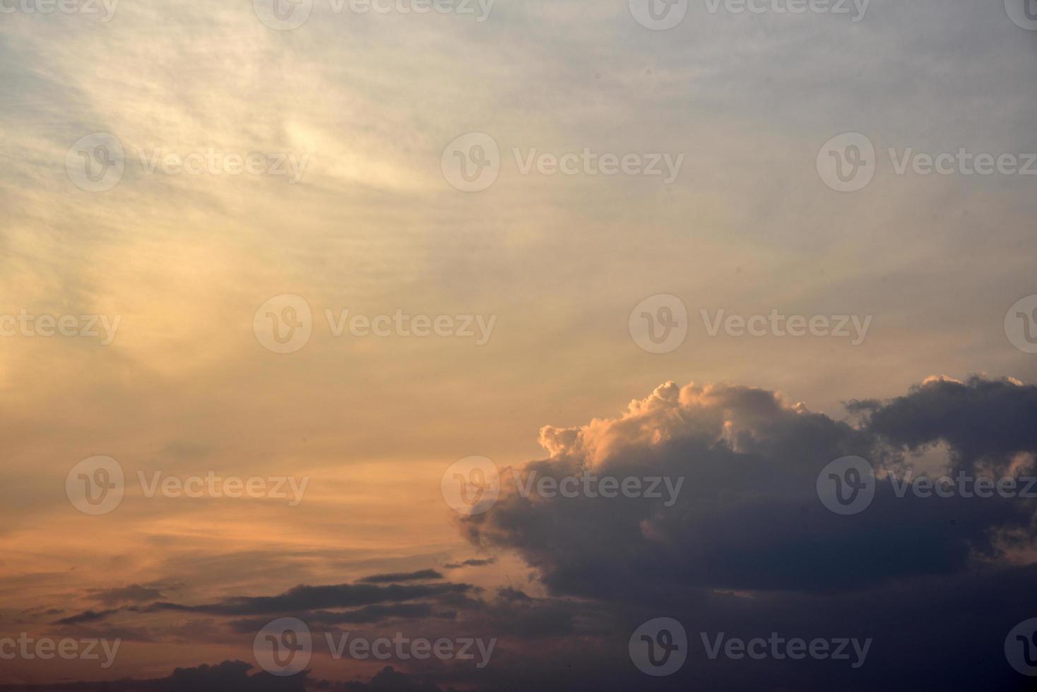 schöne sonnenuntergangssommerhimmelwolken und ein fliegendes flugzeug. Sonnenuntergang Abendhimmel am Abend. foto