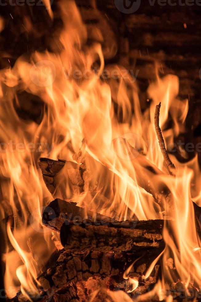 Flammen auf Holz im Feuerlager foto