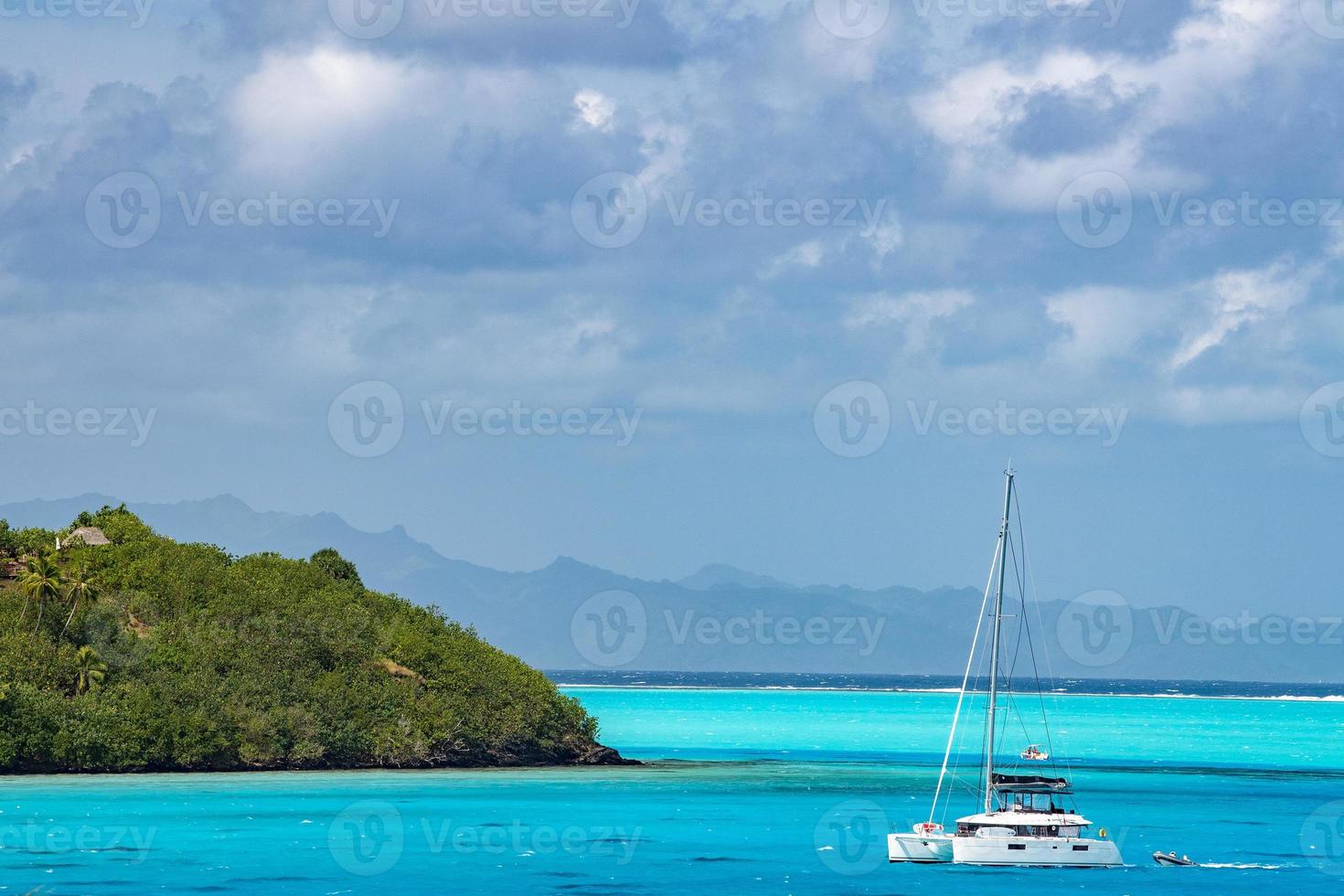 segeln in der blauen lagune von bora bora, französisch-polynesien foto