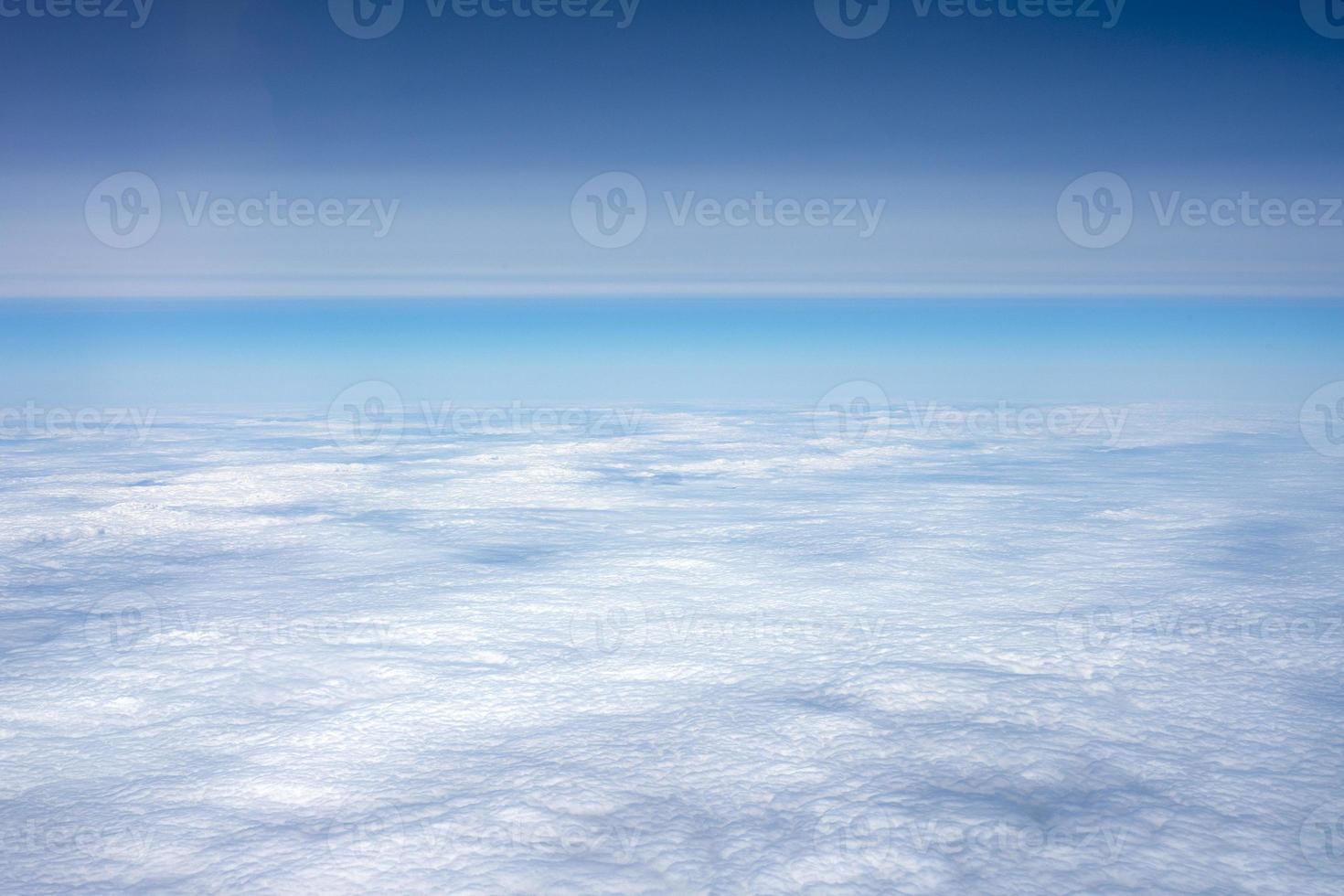 Blick auf den Wolkenteppich aus dem Flugzeug foto