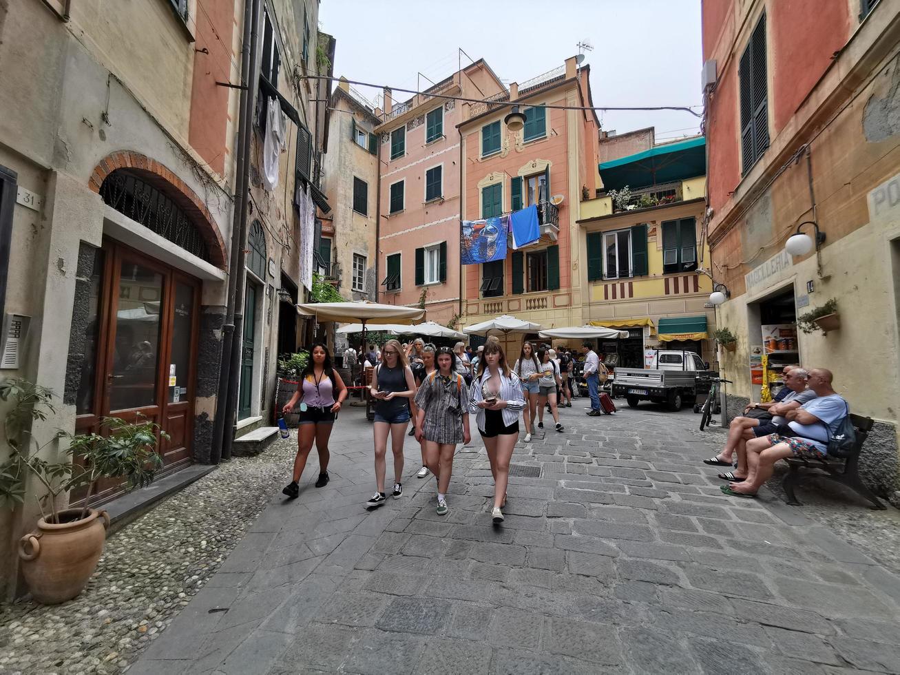 monterosso al mare, italien - 8. juni 2019 - das malerische dorf cinque terre italien ist voller touristen foto