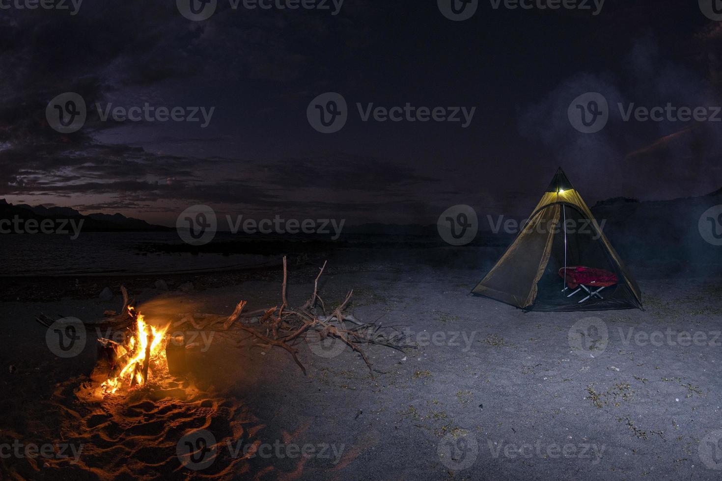 Zeltlager am einsamen Sandstrand in Kalifornien bei Nacht foto