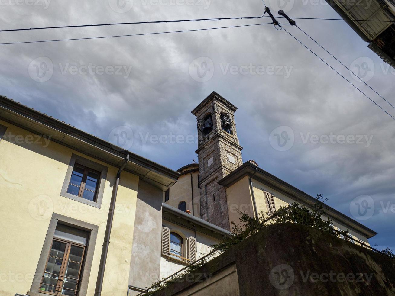 Blick auf die mittelalterlichen Hochstadthäuser von Bergamo foto