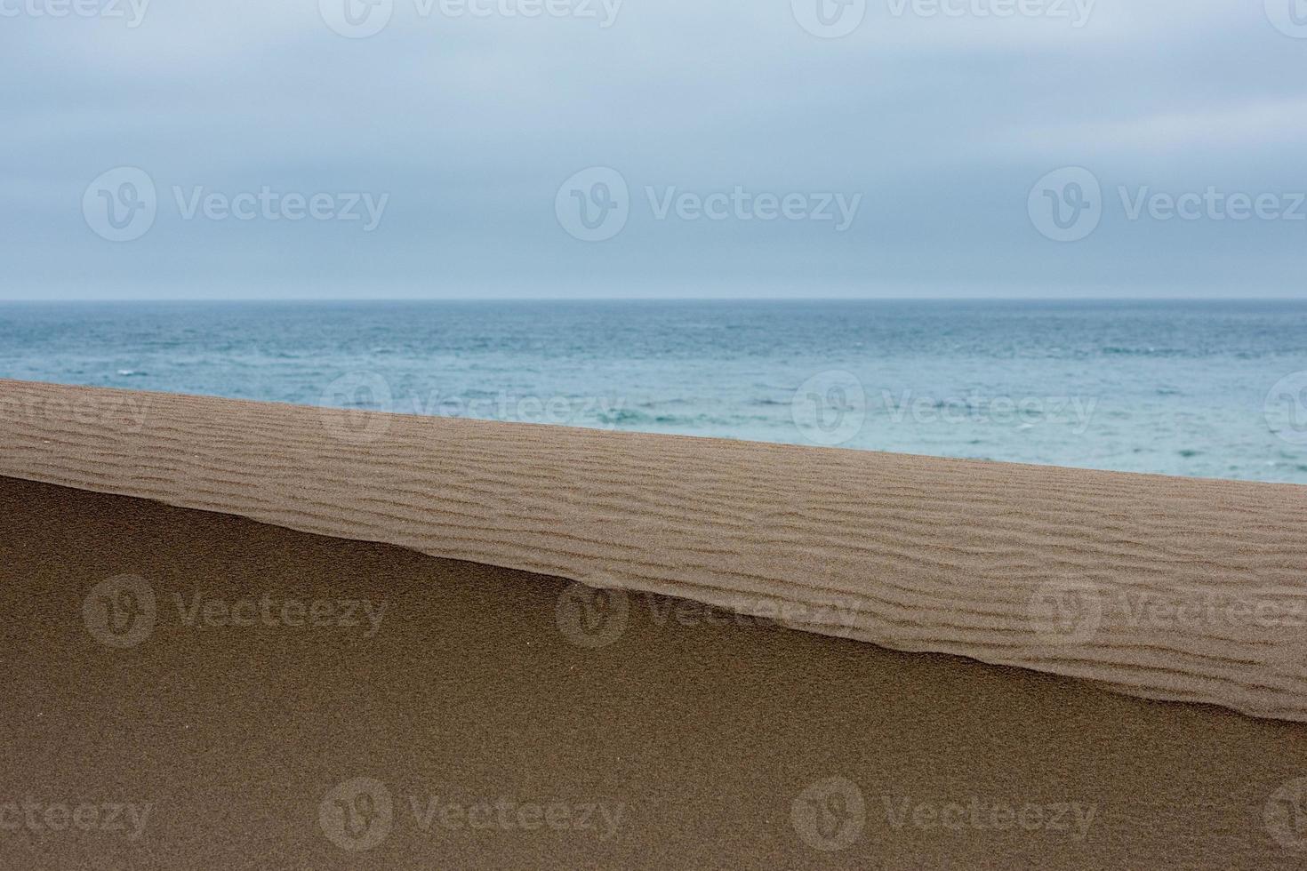 Sanddünen in der Nähe des Meeresstrandes foto