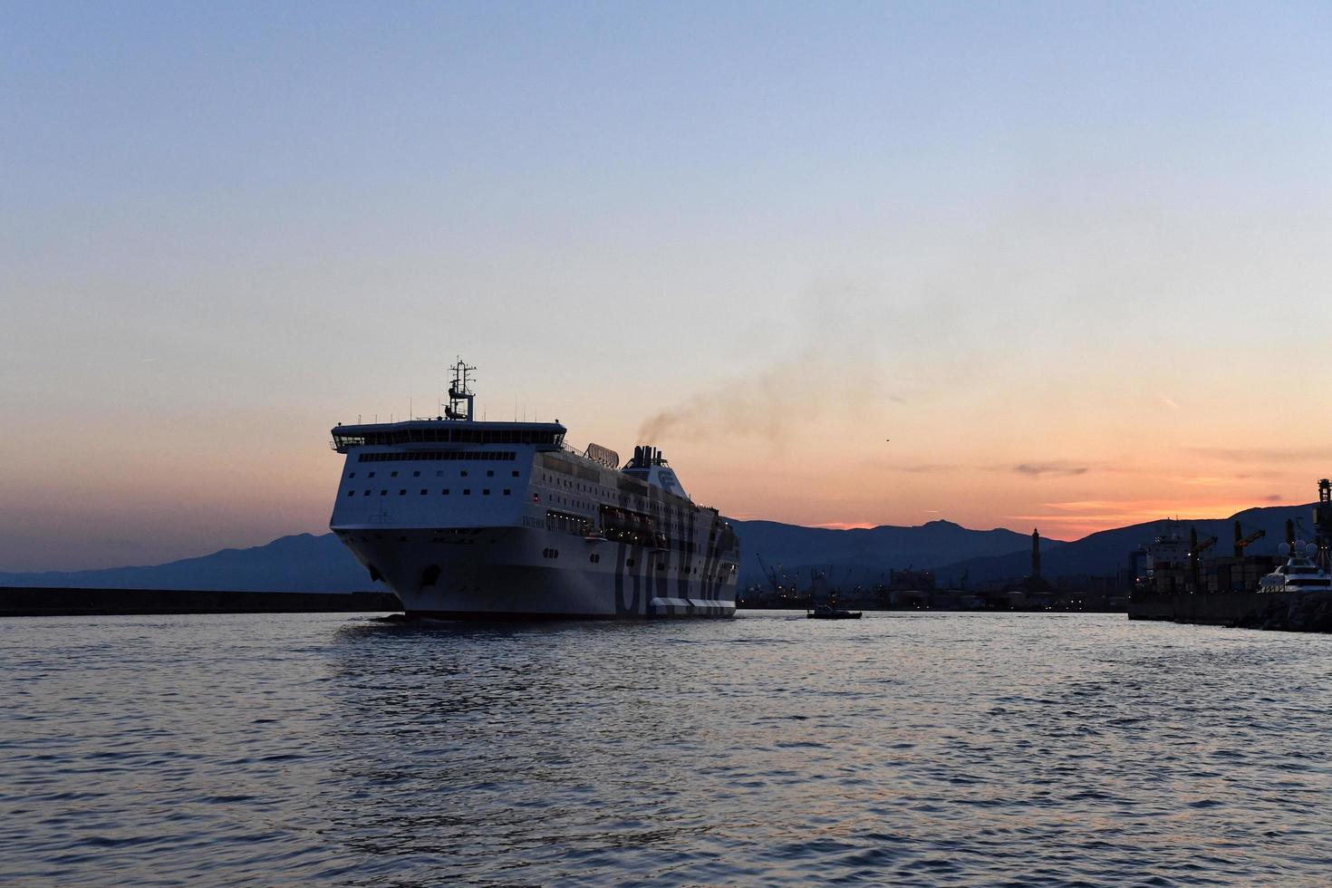 genua, italien - 27. juli 2017 - kreuzfahrtschiff, das vom hafen segelt foto