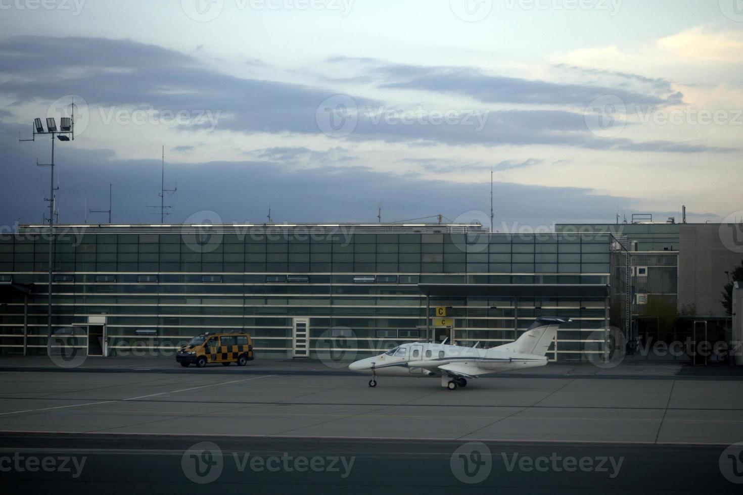 kleines tourismusflugzeug im flughafen bei sonnenuntergang foto