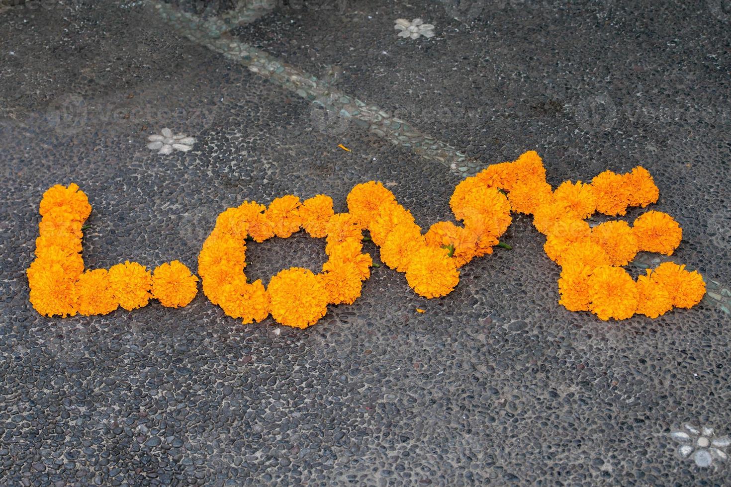 liebeswort gemacht durch orange blumendetail foto