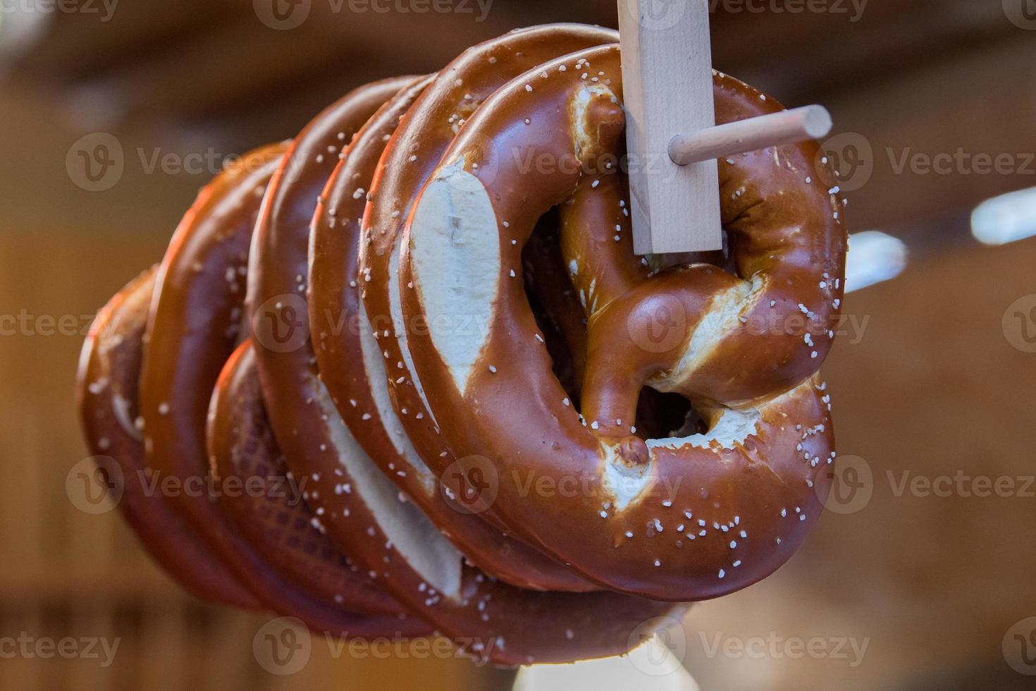 Brezel zum Verkauf auf dem Straßenmarkt foto