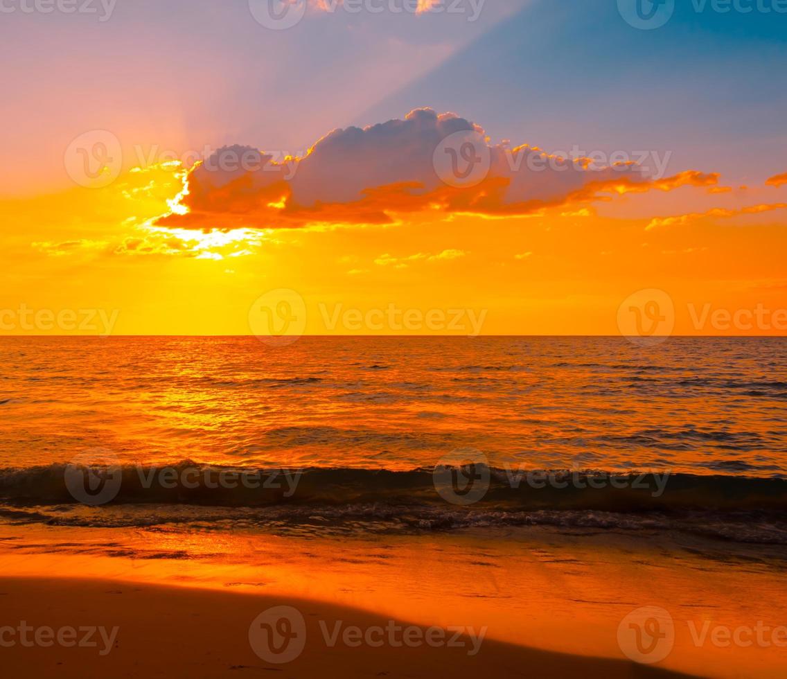 schöner sonnenuntergang über dem meer am tropischen strand mit