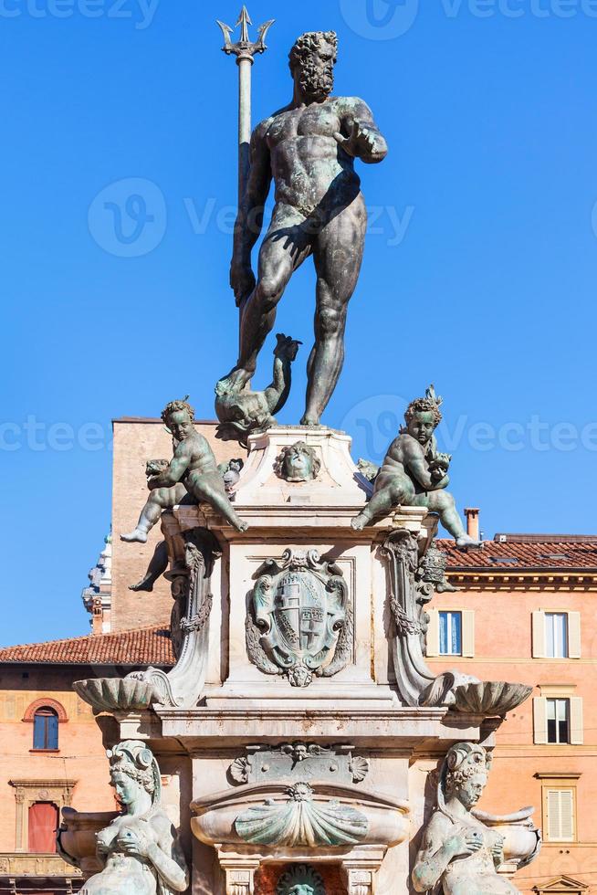 Skulptur von Neptun in der Stadt Bologna an sonnigen Tagen foto