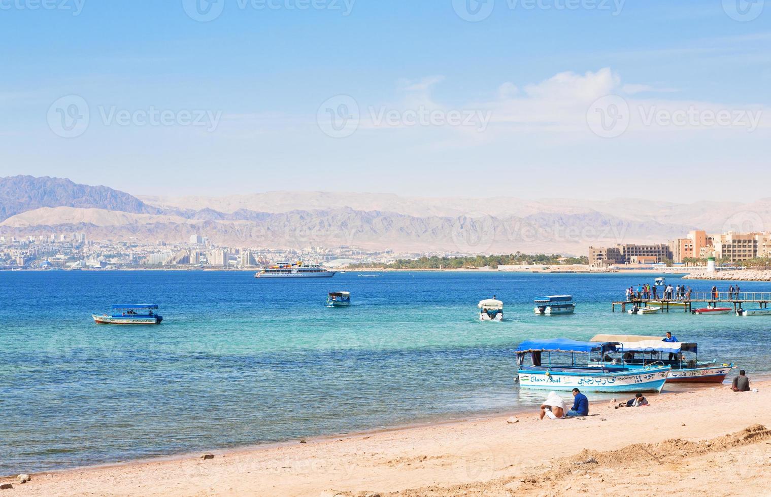 Städtischer Strand in der Stadt Aqaba, Jordanien foto