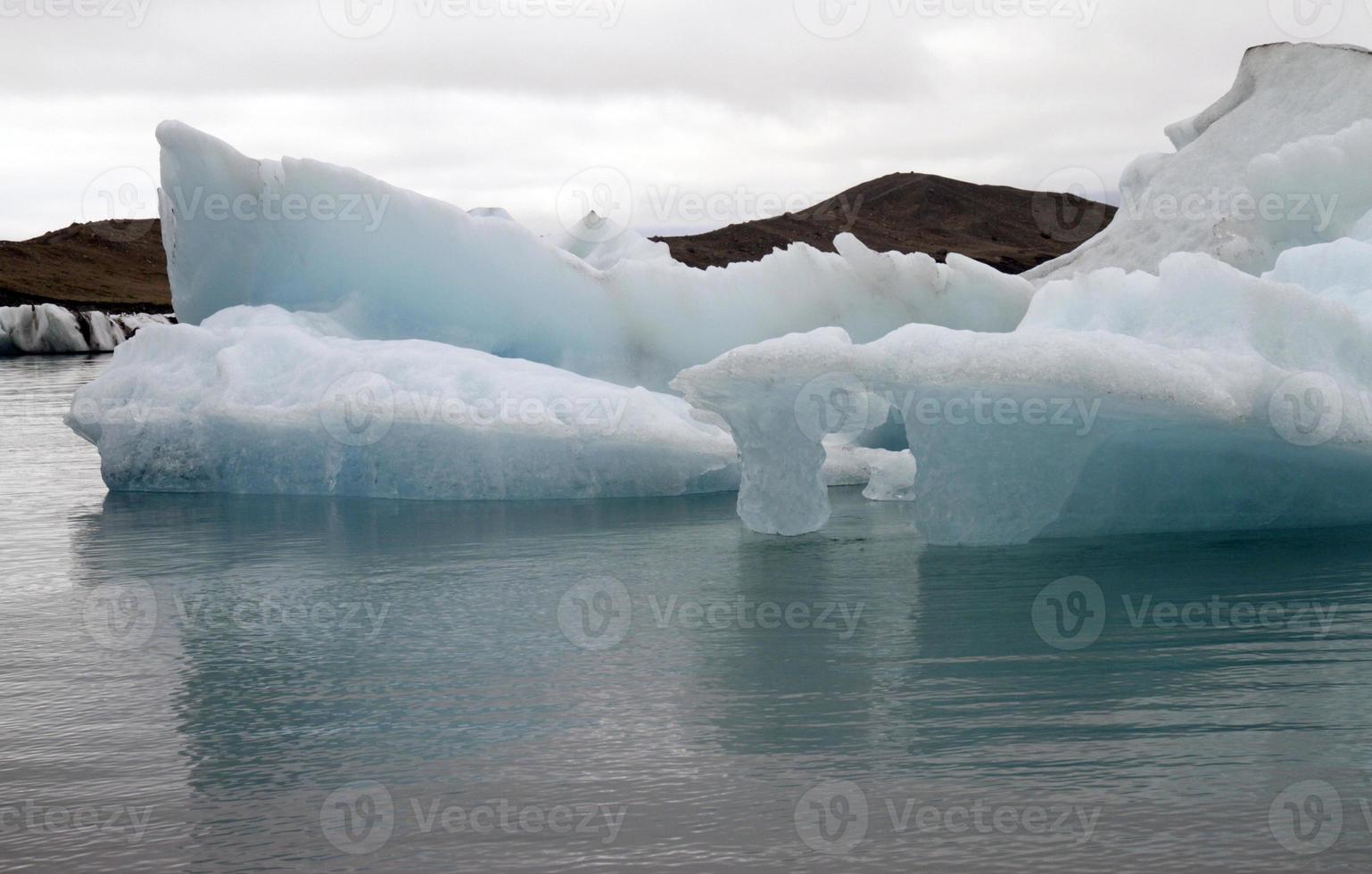 Jökulsarlon-Gletscherlagune in Island mit Eisbergen und klarem Wasser foto