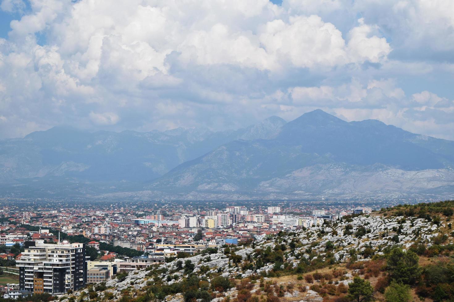 blick auf die umgebung der stadt shkoder in albanien aus der höhe foto