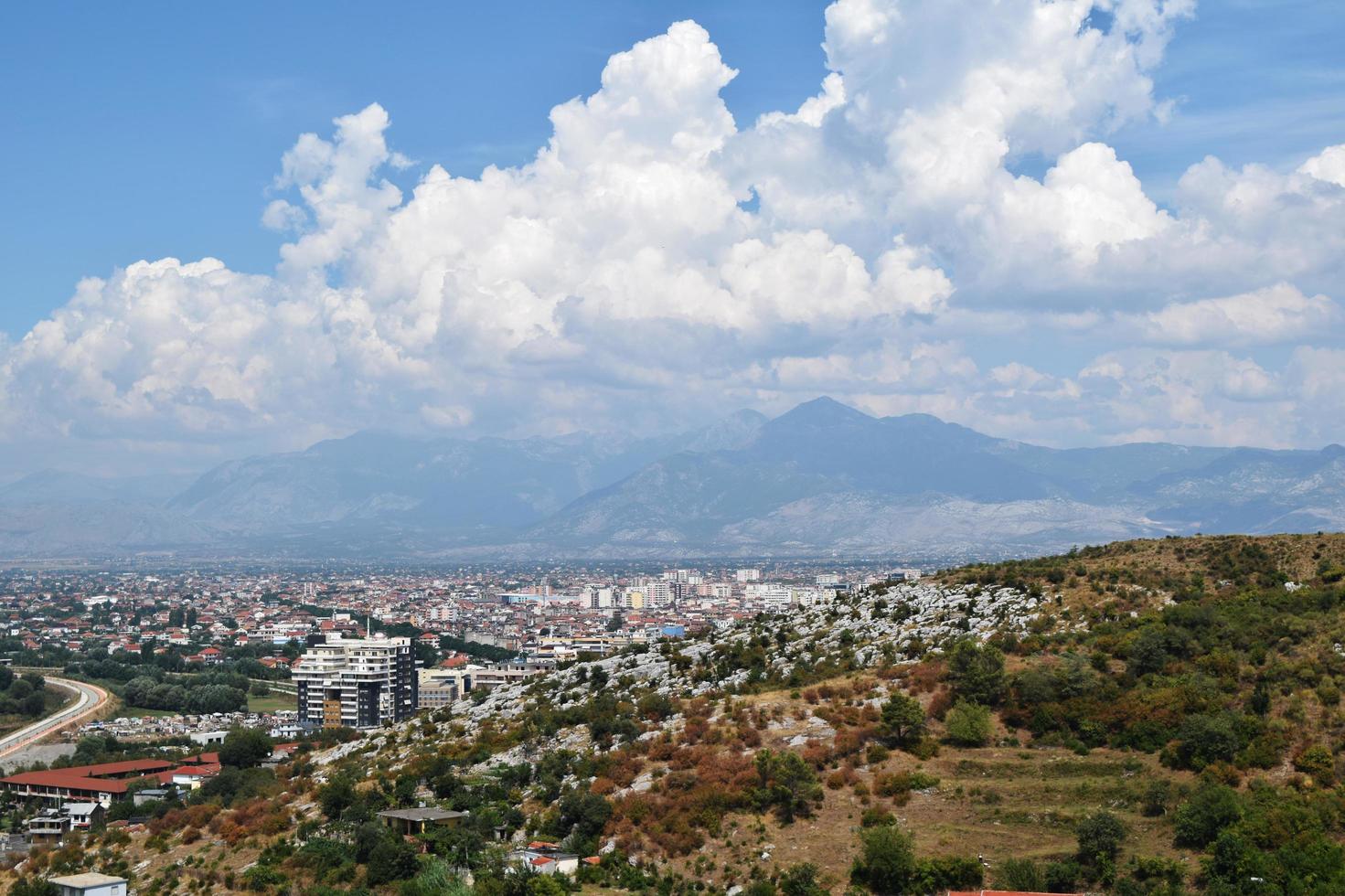 blick auf die umgebung der stadt shkoder in albanien aus der höhe foto