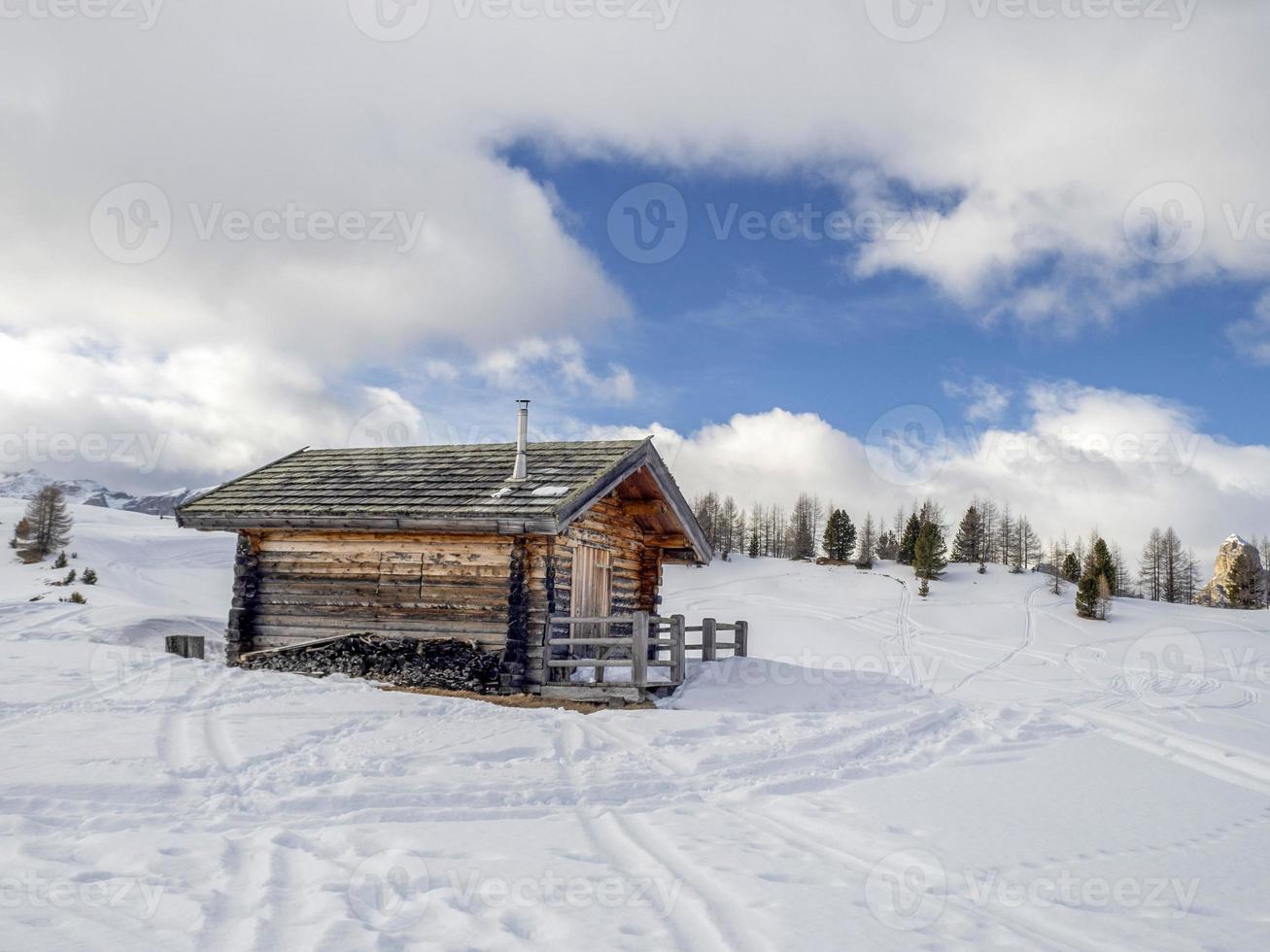 dolomiten schneepanorama holzhütte gadertal armentarola foto