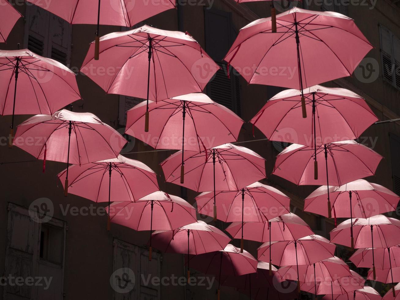 grasse frankreich rosa regenschirme straße foto