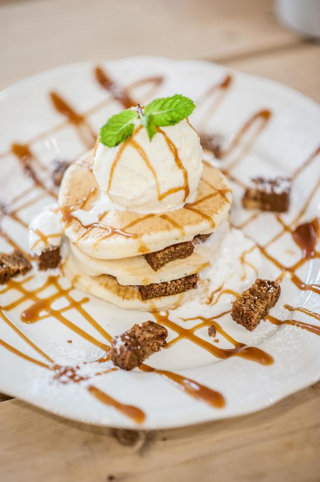 Schokoladen-Karamell-Brownies und Pfannkuchen foto